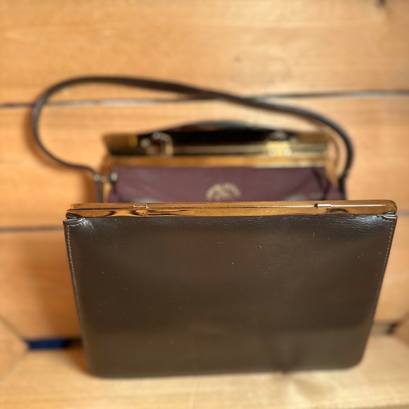 Elegant Sark Brown Leather Etra Satchel - Picture 4 of 11